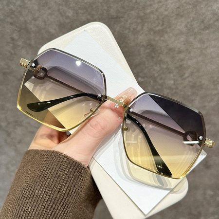 Retro Gradient Fashion Glasses Women- Polarized, Purple to Pink Gradient Lenses, Stylish Fashion Accessories& Daily Use, Elegant Detailing, Designer Eyewear, Styleconscious Buyers, Highquality Lenses, Trendy Shoppers